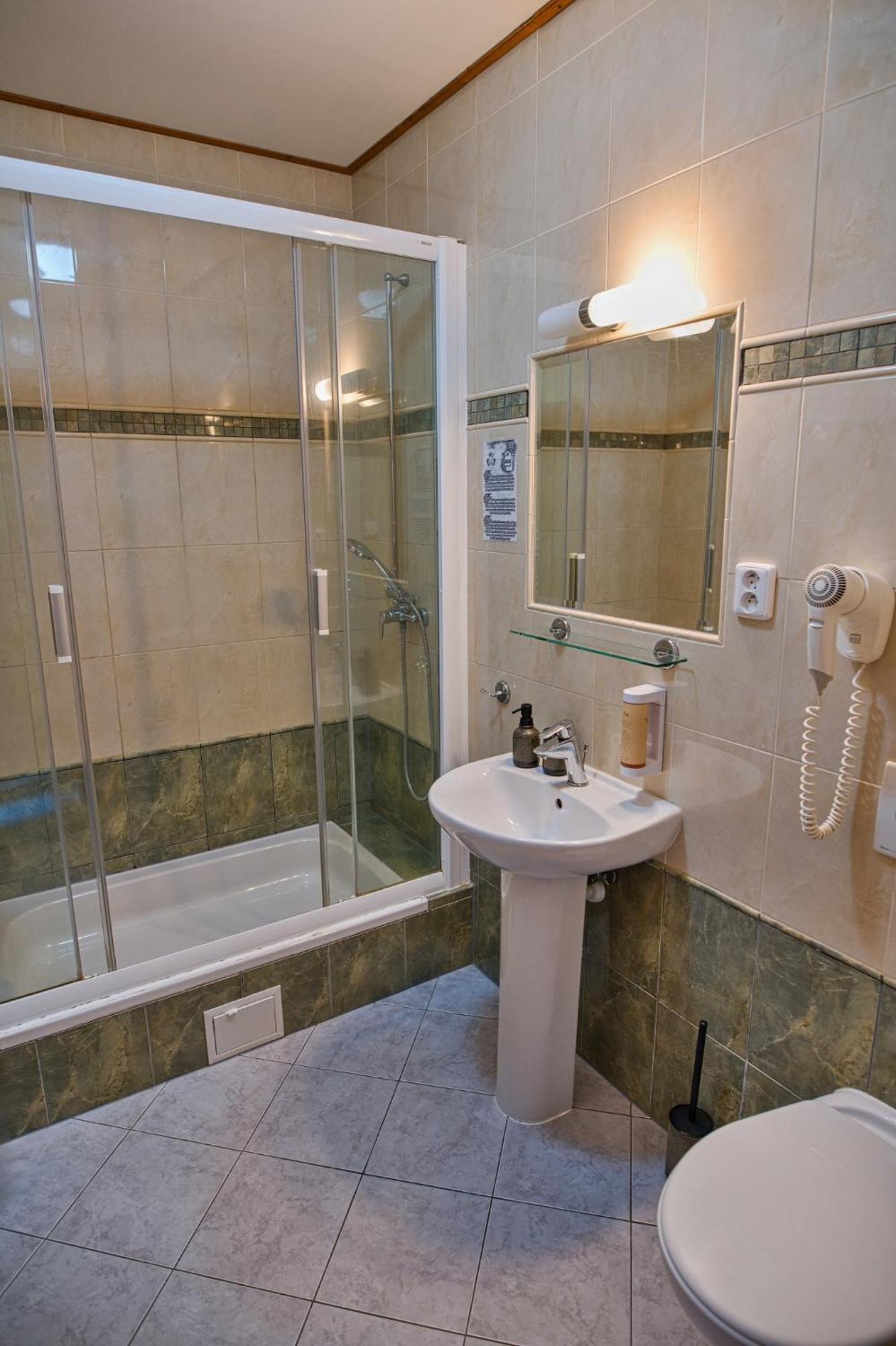 Hotel U Lipy Krusovice Exteriör bild