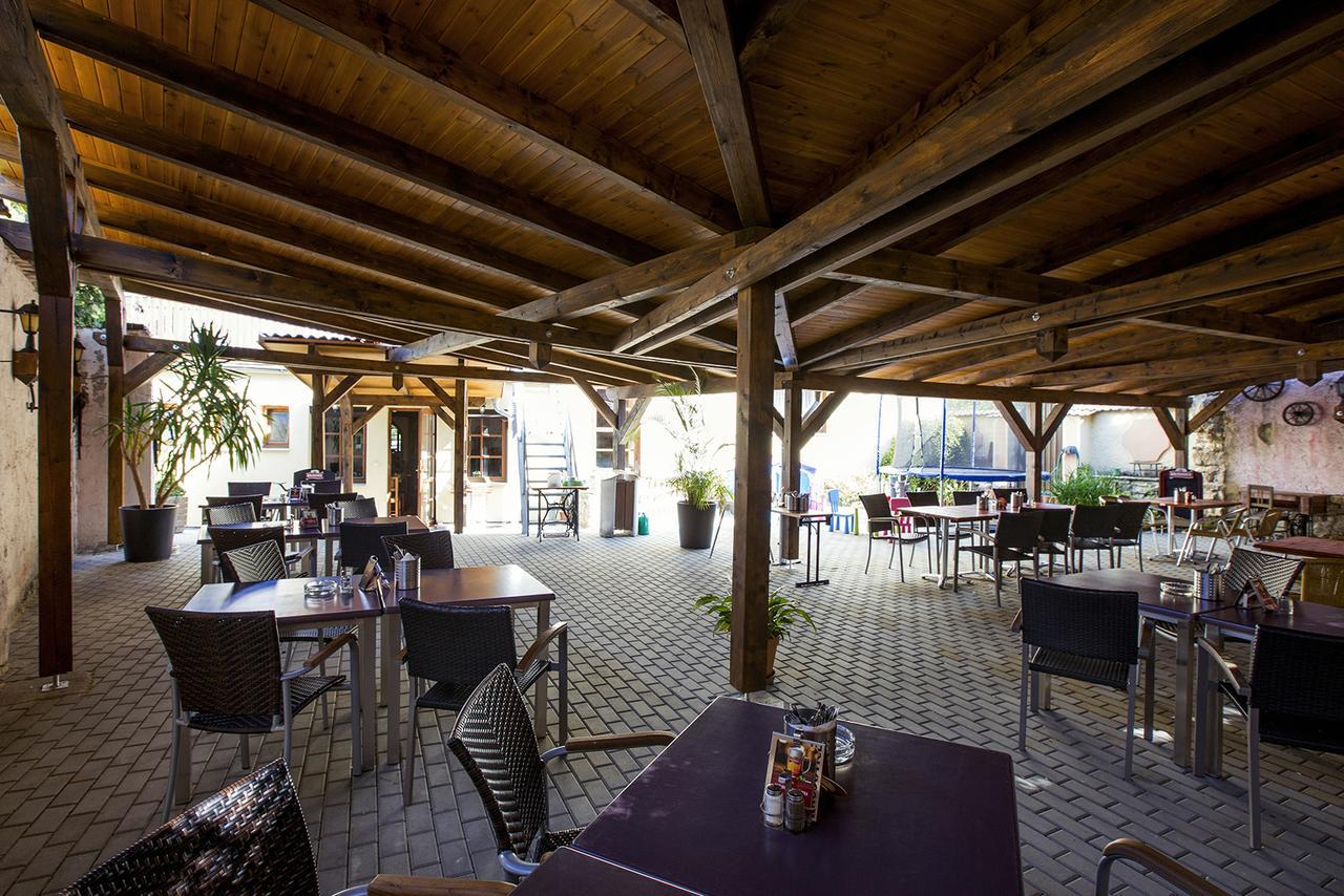 Hotel U Lipy Krusovice Exteriör bild